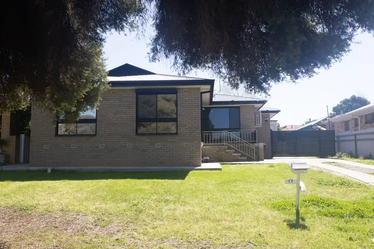 17 Fairbairn Crescent, Kooringal NSW 2650