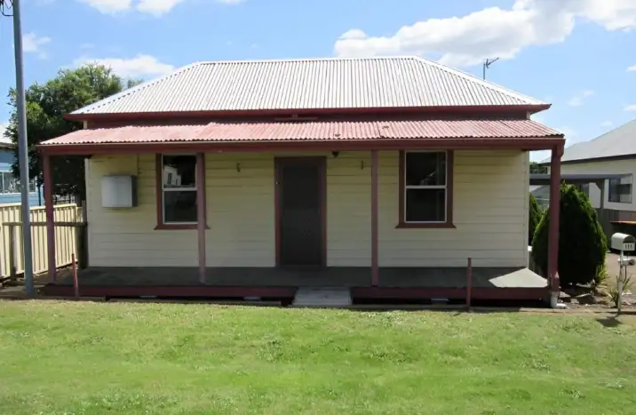 151 Deakin Street