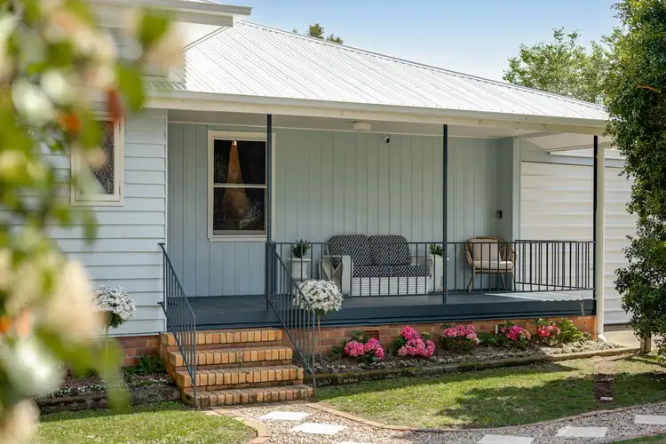 'Clementine Cottage' 10 Sharp Street, Crows Nest QLD 4355