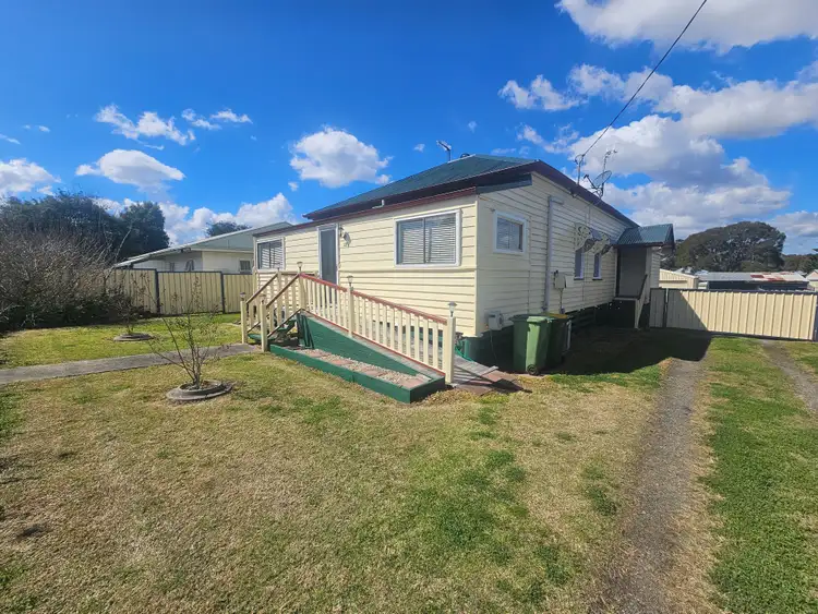 33 Curnow Street, Crows Nest QLD 4355