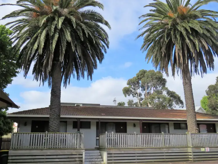 762 Raglan Parade