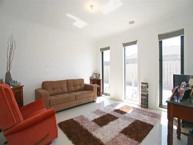 Main view of Homely unit listing, 3/27 Jacaranda Dr, Carrum Downs VIC