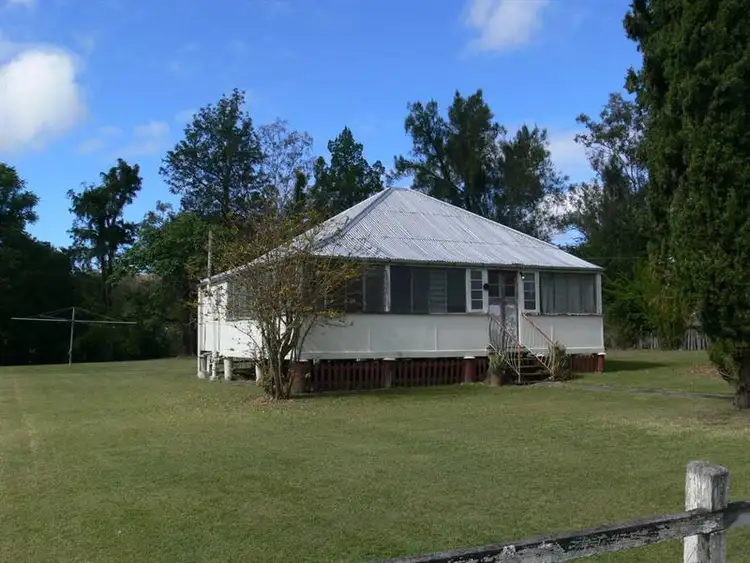 64 East St, Esk QLD