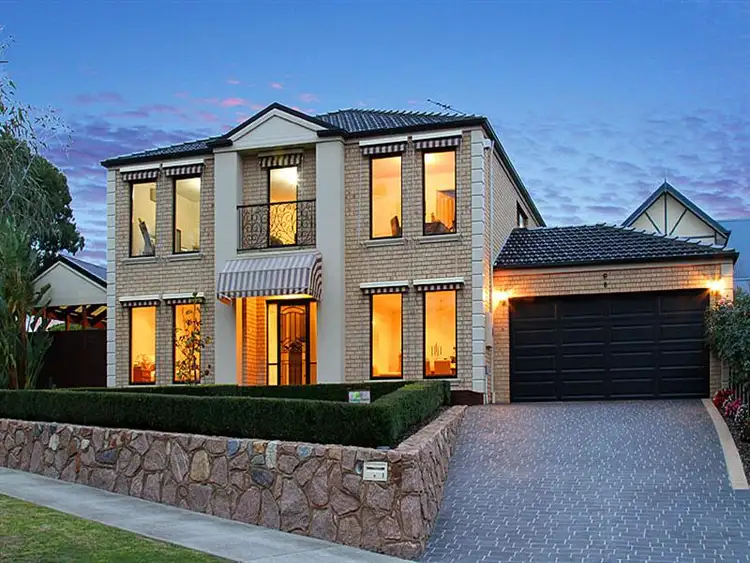 8 Delacombe Dr, Mill Park VIC