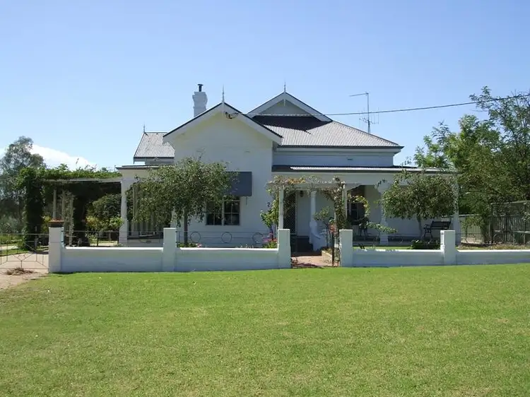 2 East St, Gooloogong NSW