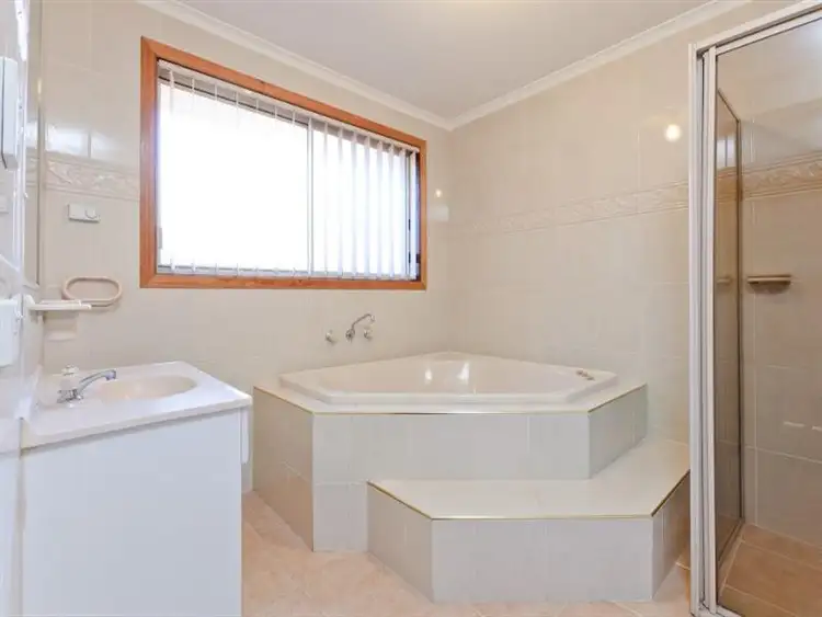 Sixth view of Homely house listing, 6 Bignell Ct, Roxburgh Park VIC