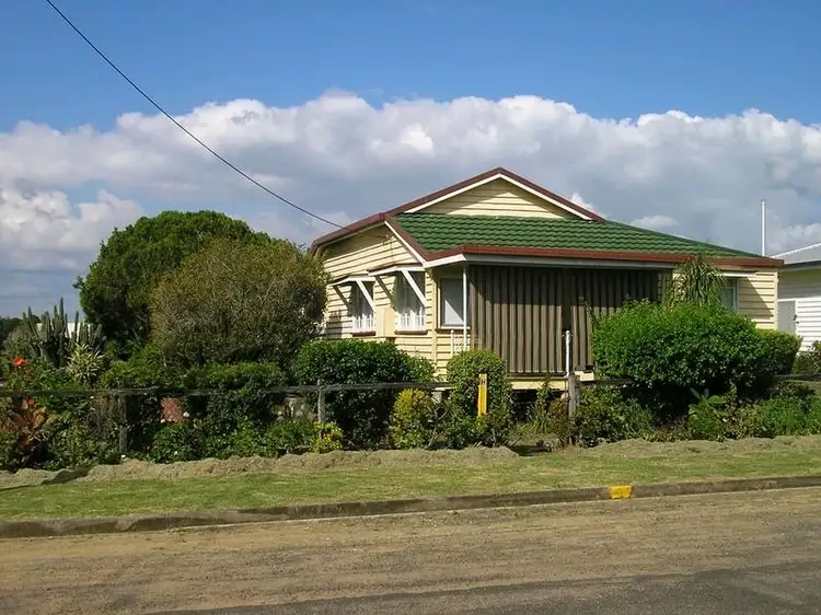 18 James St, Lowood QLD