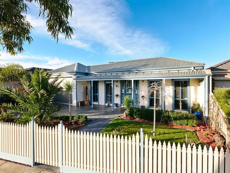 6 Sommeville Dr, Roxburgh Park VIC