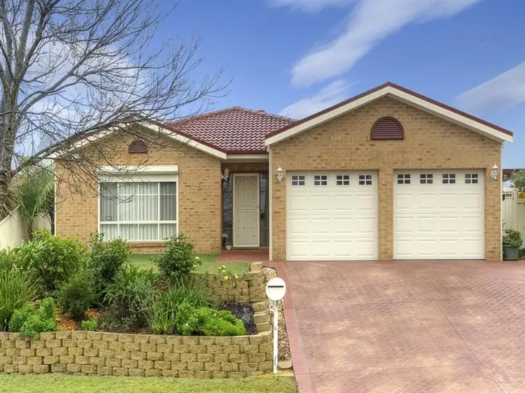 8 Kirriemuir Glen, Horsley NSW