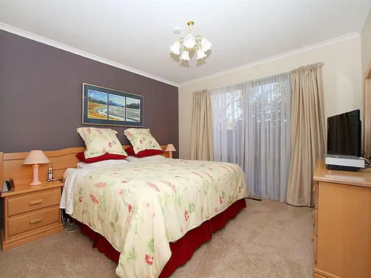 Seventh view of Homely house listing, 10 Daphne Cl, Mill Park VIC