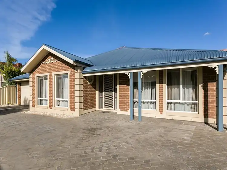 18 Eildon Cct, Taylors Hill VIC