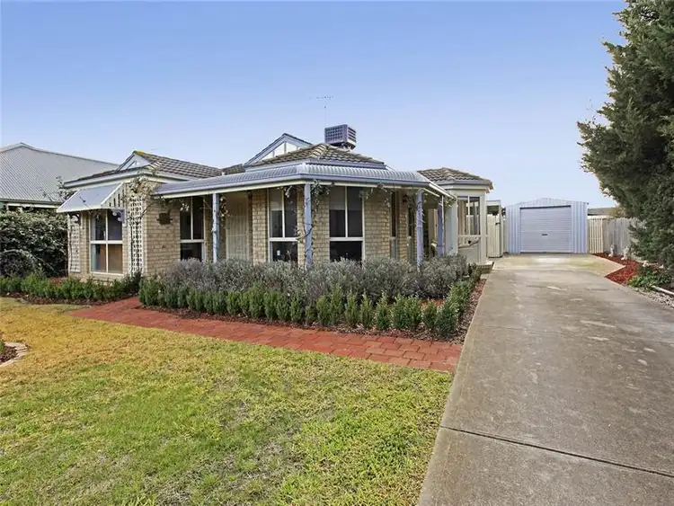 11 Sherwood Gr, Lara VIC