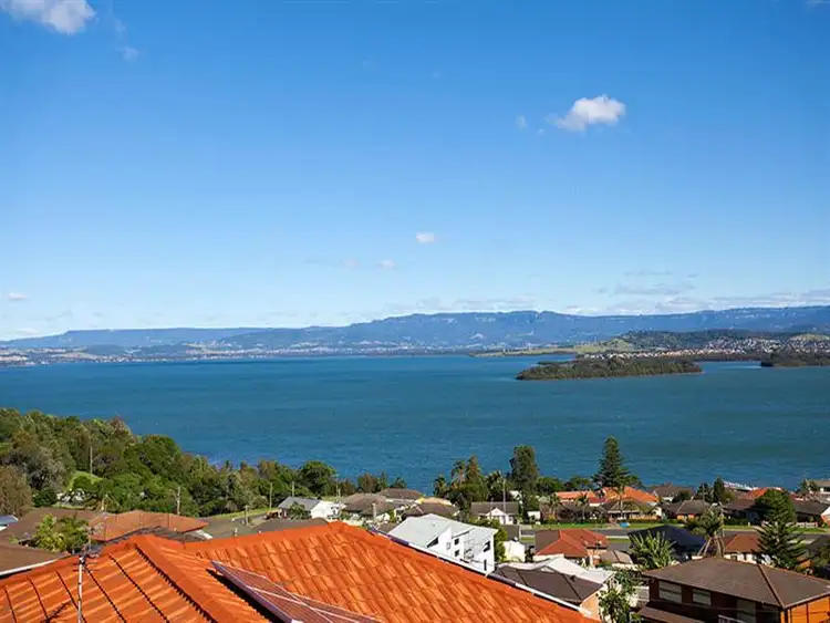 82 Hassan St, Lake Heights NSW