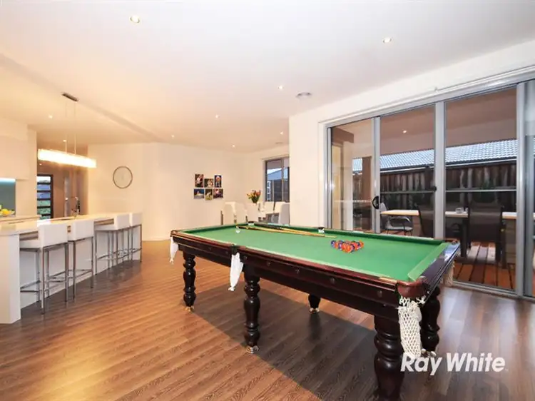 33 Rennison Dr, Cranbourne South VIC