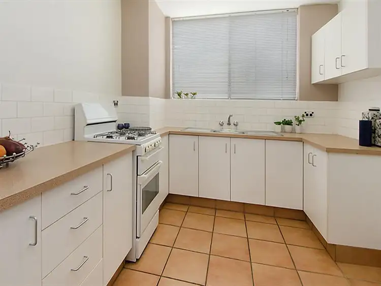 Fifth view of Homely unit listing, 2/33 Kent St, Hamilton QLD