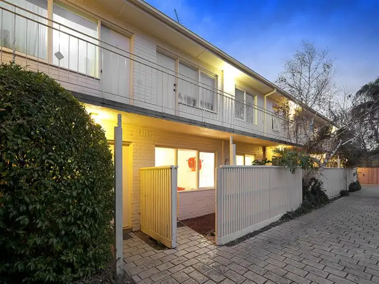 2/22 Kokaribb Rd, Carnegie VIC