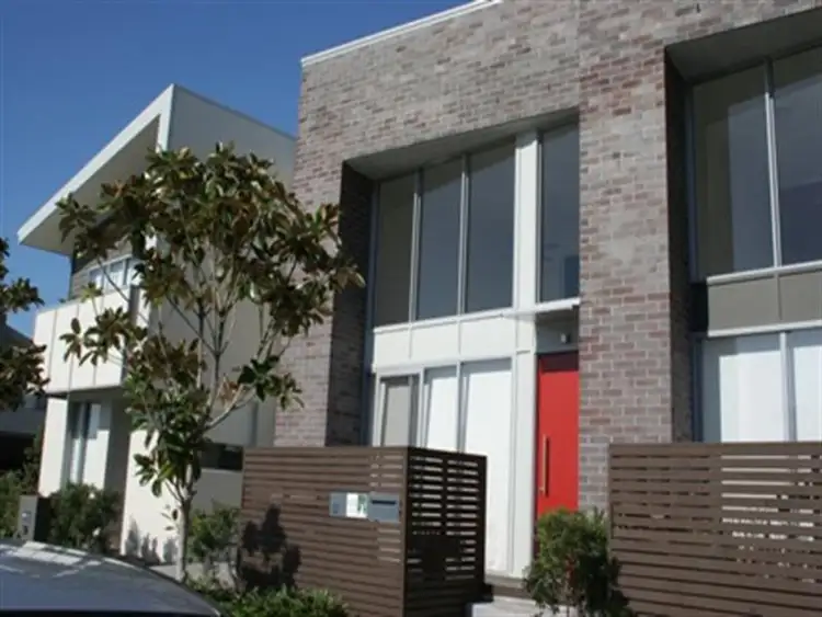 32 Lakefront Cres