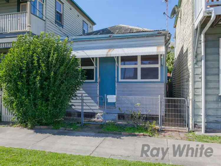 42 Young St, Carrington NSW