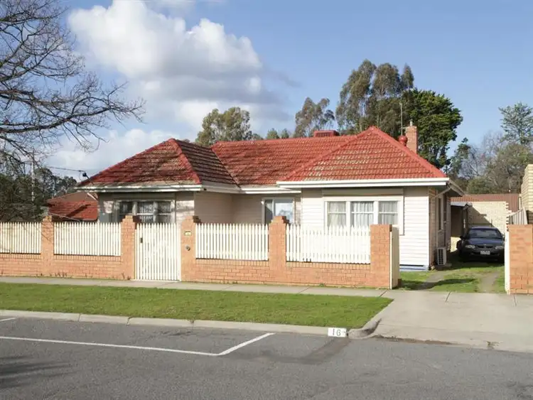 16 Neil St, Kangaroo Flat VIC