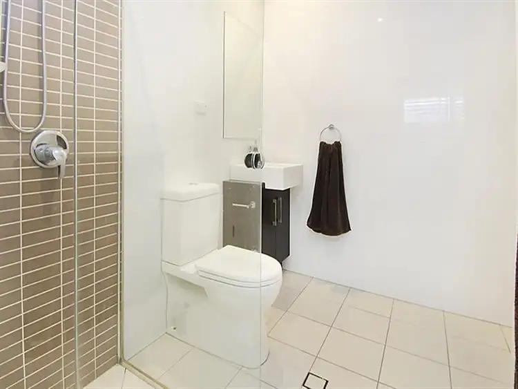 Seventh view of Homely townhouse listing, 2/88 Kent St, Hamilton QLD