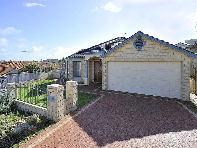 11 PLOVER Rse, Halls Head WA