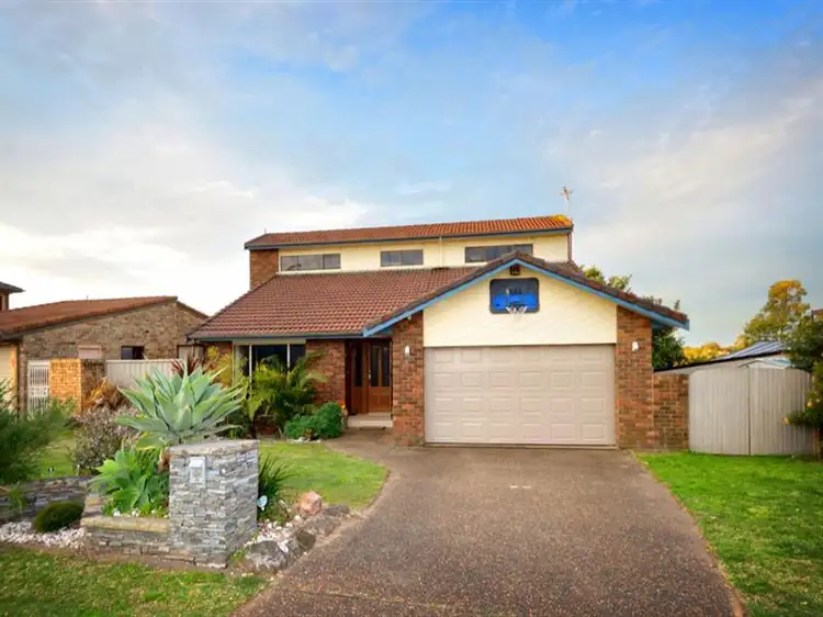 60 Blaxland Dr, Illawong NSW