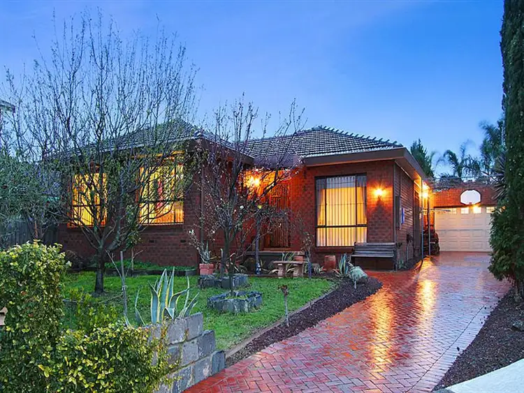 2 Yvonne Cl, Mill Park VIC