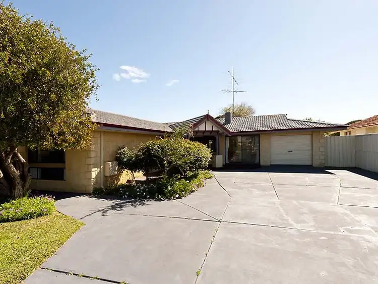 18 McClure St, Safety Bay WA