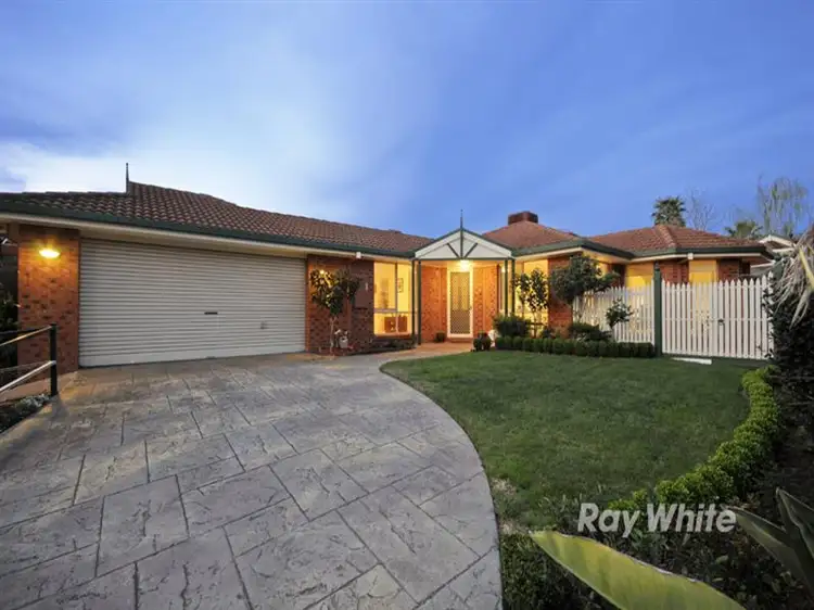 17 Lakewood Dr, Knoxfield VIC
