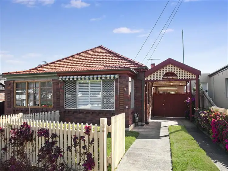 7 St Helena Pde, Eastlakes NSW