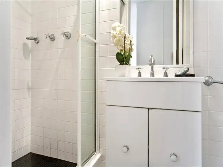 Fourth view of Homely studio listing, 1/90 Elizabeth Bay Rd, Elizabeth Bay NSW
