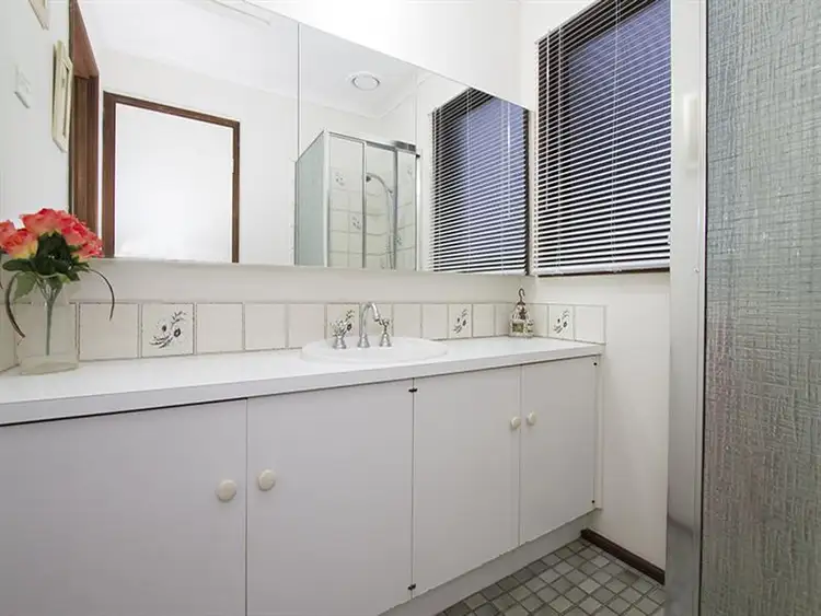 Sixth view of Homely house listing, 2 Moorina Ct, Saint Helena VIC