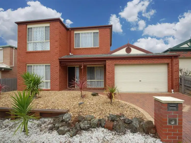 8 John Monash Dr, Skye VIC