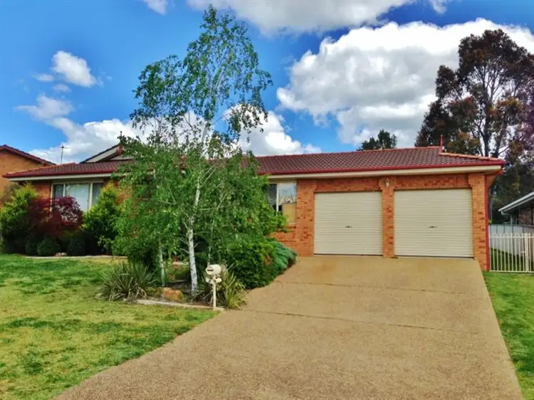 2 Pineview Cct, Young NSW