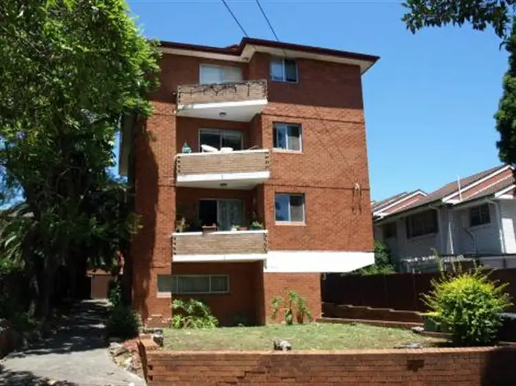 5/75  Chandos St