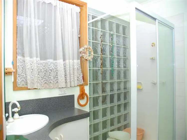 Fifth view of Homely house listing, 15 Michelle Dr, Hampton Park VIC