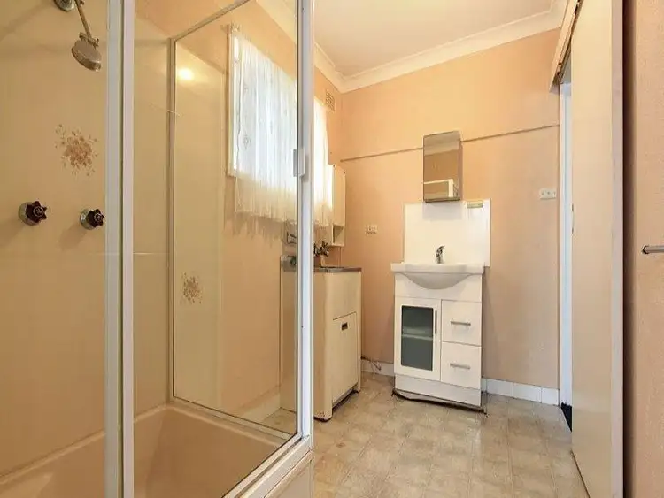 Second view of Homely unit listing, 9/15 Hillcrest St, Wollongong NSW