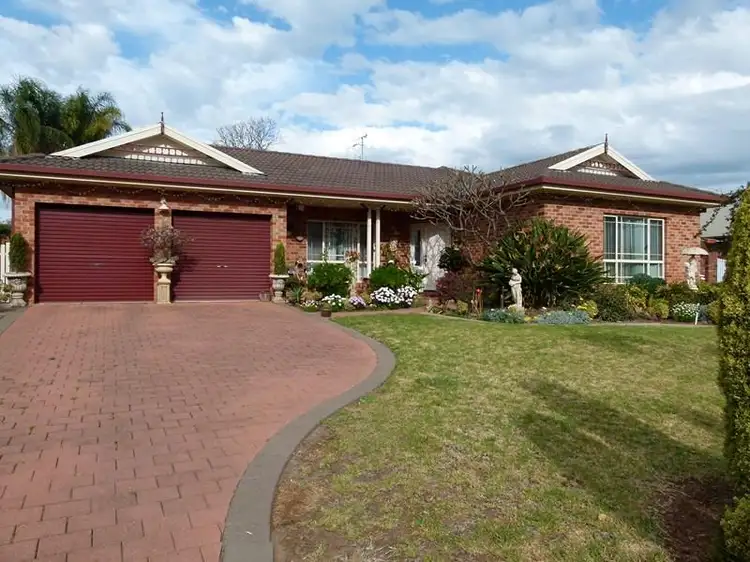 3 Hettie Pl, Forbes NSW