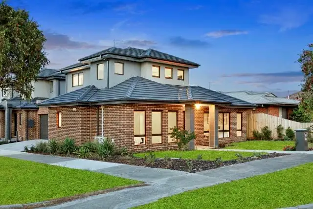 Main view of Homely townhouse listing, 1/152 Broadway, Reservoir VIC 3073