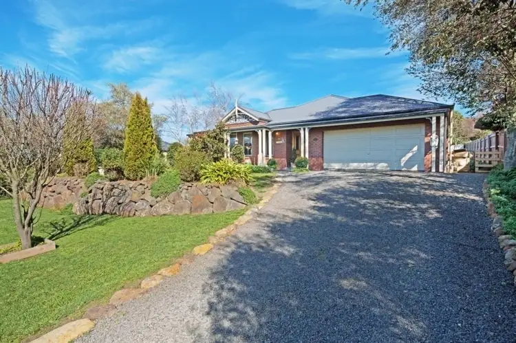 53 Robb Drive, Romsey VIC 3434