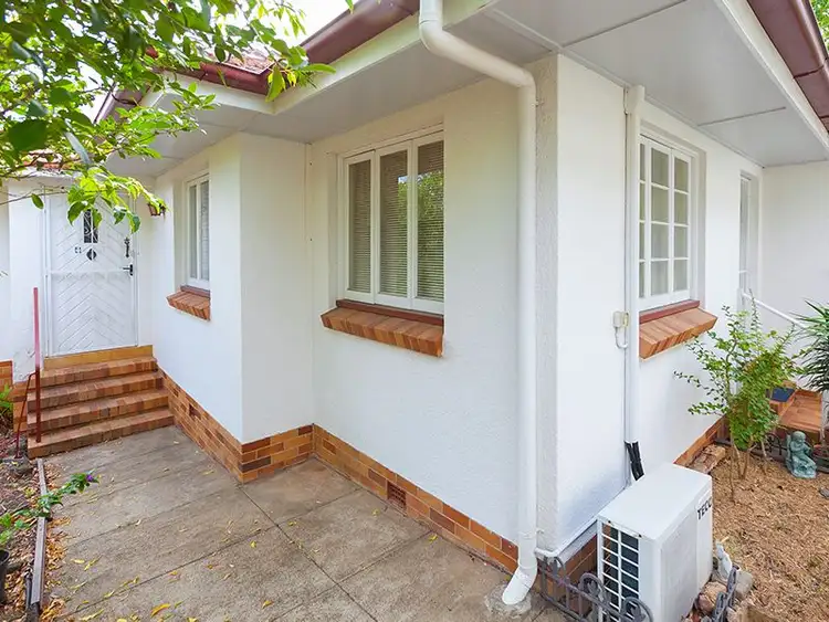 37 Waratah Avenue, Holland Park West QLD 4121