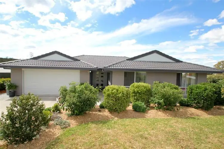 11 Parkes Drive, Tenterfield NSW 2372