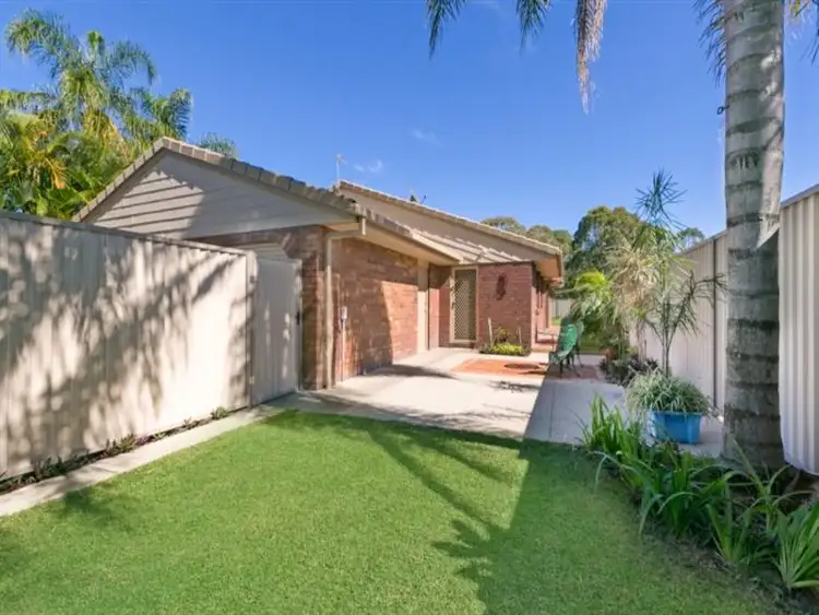 2/142 Kumbari Avenue, Labrador QLD 4215