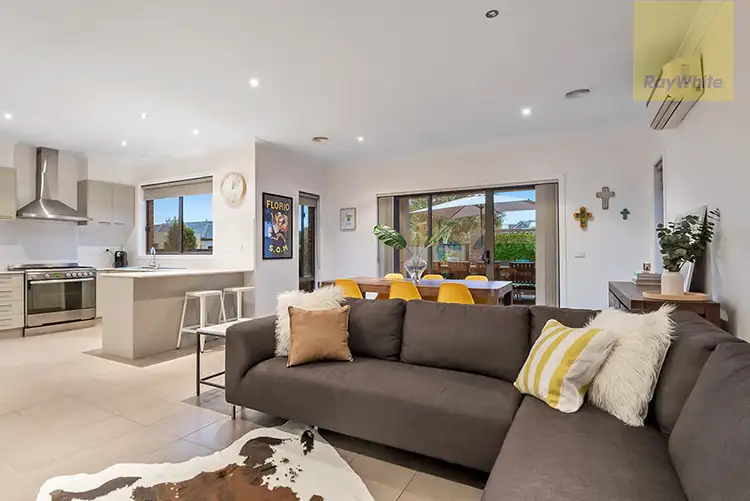 Seventh view of Homely house listing, 32 The Garlands, Craigieburn VIC 3064