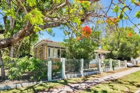 12 Government Road, Labrador QLD 4215