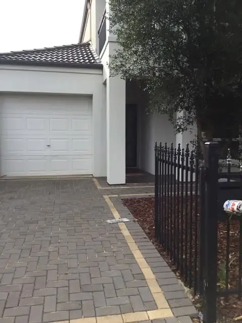 7 Hendry Court