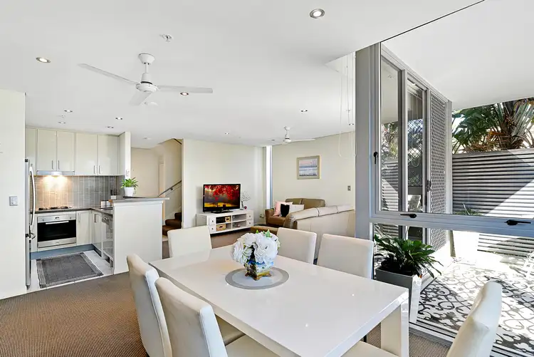 4 Como Crescent, Southport QLD 4215