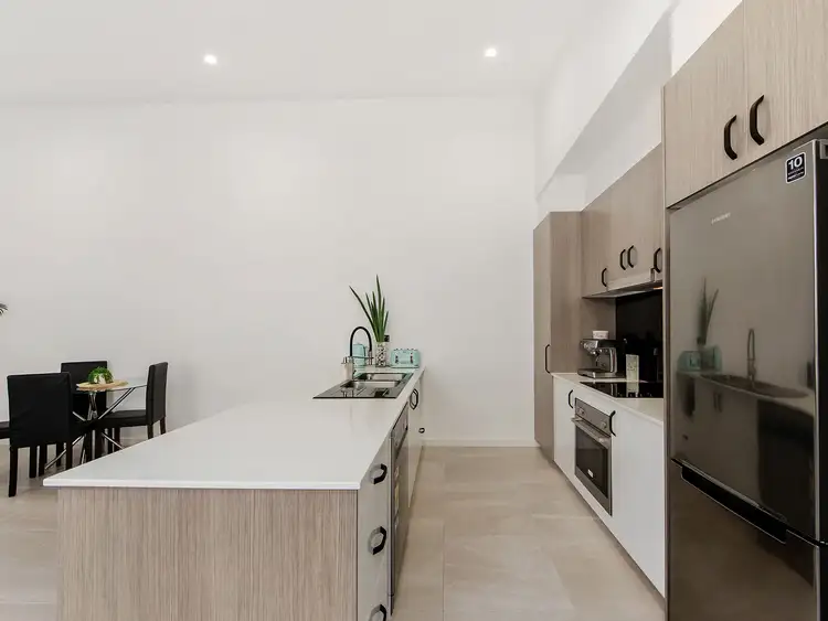 2/11 Chirn Crescent, Labrador QLD 4215