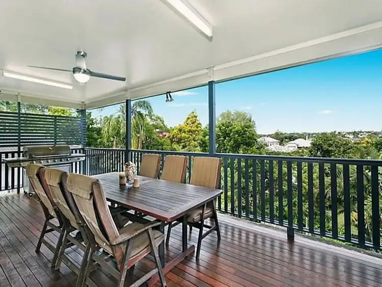 17 Parooba Avenue, Camp Hill QLD 4152