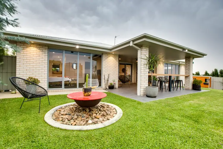 4 Koonawarra Place, Bourkelands NSW 2650